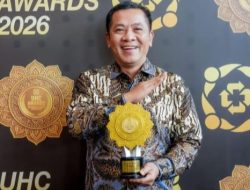 Bupati Aep Terima UHC Awards Kategori Madya untuk Kabupaten Karawang