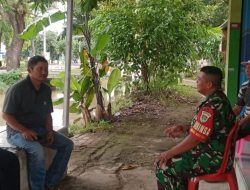 Komsos Anggota Koramil 1601/Indramayu di Wilayah Binaan Kelurahan Bojong Sari