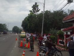 Personel Koramil 1605/Sukagumiwang Bantu Menyeberangkan Anak Sekolah di Jalan Raya By Pass Candangpinggan