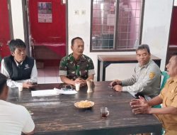 Anggota Koramil 1608/Karangampel Laksanakan Komsos Bersama Pamong Desa dan Masyarakat Desa Tanjungpura
