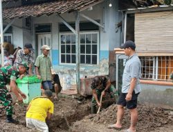 Personel Koramil 1605/Sukagumiwang Laksanakan Karya Bhakti Pembuatan Saluran Pembuangan Air di Desa Kertasemaya