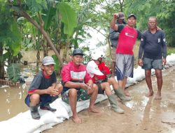 Anggota Koramil 1611/Losarang Laksanakan Monitoring Luapan Air Sungai Cibuaya di Desa Pangkalan