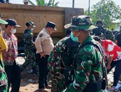 Karya Bakti TNI–Polri dan Forkopimcam Cikedung Angkut Sampah TPS Pasir Angin