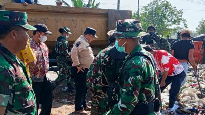 Karya Bakti TNI–Polri dan Forkopimcam Cikedung Angkut Sampah TPS Pasir Angin