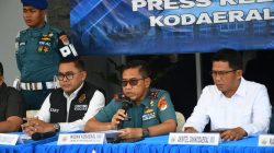 TNI AL – KODAERAL VIII LAKSANAKAN PRESS CONFERENCE PENINDAKAN BARANG ILEGAL PADA KMP. PORODISA BERMUATAN SIANIDA DI PELABUHAN AMURANG