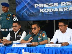 TNI AL – KODAERAL VIII LAKSANAKAN PRESS CONFERENCE PENINDAKAN BARANG ILEGAL PADA KMP. PORODISA BERMUATAN SIANIDA DI PELABUHAN AMURANG