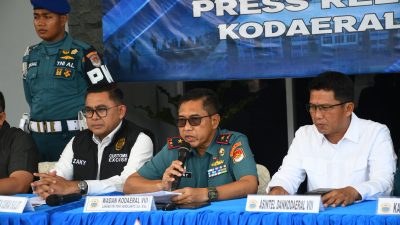 TNI AL – KODAERAL VIII LAKSANAKAN PRESS CONFERENCE PENINDAKAN BARANG ILEGAL PADA KMP. PORODISA BERMUATAN SIANIDA DI PELABUHAN AMURANG