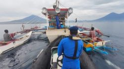 Patroli Rutin Polairud Polda Sulut Evakuasi Kapal Nelayan Rusak Mesin di Perairan Kema