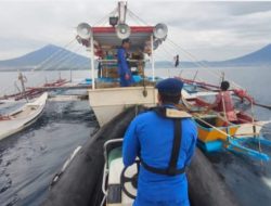 Patroli Rutin Polairud Polda Sulut Evakuasi Kapal Nelayan Rusak Mesin di Perairan Kema