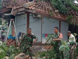Danramil 1601/Indramayu Pimpin Pembersihan Pohon Tumbang di Kelurahan Kepandean