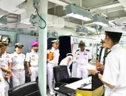 TNI AL – KODAERAL VIII LAKSANAKAN MERPLUG KEDATANGAN KAPAL PERANG JEPANG DI BITUNG