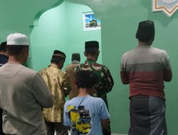 Anggota Koramil 1609 Juntinyuat Sholat Isya dan Tarawih Berjamaah Hari ke-11 di Mushola Nurrohman