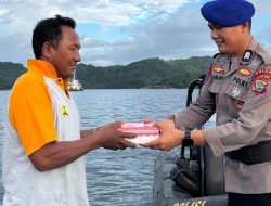 Semarak Ramadan 1447 H, Ditpolairud Polda Sulut Berbagi Takjil kepada Nelayan di Selat Lembeh