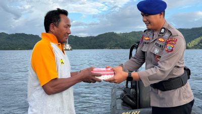 Semarak Ramadan 1447 H, Ditpolairud Polda Sulut Berbagi Takjil kepada Nelayan di Selat Lembeh