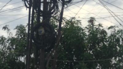 Perusahaan WiFi di Juntinyuat Dinilai Abaikan Prosedur Keamanan, Kabel Ganggu Pengguna Jalan