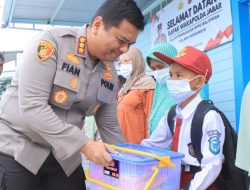 Wakapolda Jabar Bersama Kapolres Indramayu Berbagi Sembako untuk Masyarakat di Bulan Ramadhan