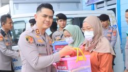 Wakapolda Jabar Bersama Kapolres Indramayu Berbagi Sembako untuk Masyarakat di Bulan Ramadhan