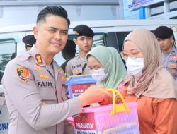 Wakapolda Jabar Bersama Kapolres Indramayu Berbagi Sembako untuk Masyarakat di Bulan Ramadhan