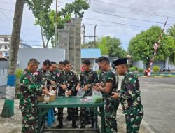 Prajurit Satrol Kodaeral VIII Berbagi Takjil kepada Masyarakat di Bulan Ramadan