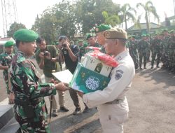 Dandim 0616/Indramayu Bagikan Bingkisan Lebaran, Tekankan Keselamatan Anggota Saat Cuti