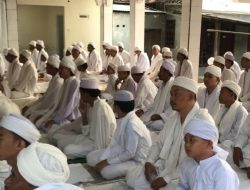 Khidmat dan Penuh Kebersamaan, Jamaah Asysyahadatain Rayakan Idul Fitri Lebih Awal di Juntinyuat