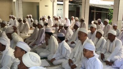 Khidmat dan Penuh Kebersamaan, Jamaah Asysyahadatain Rayakan Idul Fitri Lebih Awal di Juntinyuat