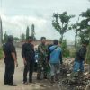 Babinsa Koramil 1608 Karangampel Gelar Karya Bakti Bersihkan Sampah di Desa Kedokan Agung