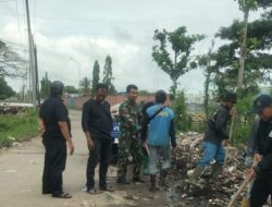 Babinsa Koramil 1608 Karangampel Gelar Karya Bakti Pembersihan Sampah di Kedokan Agung