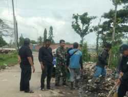 Babinsa Koramil 1608 Karangampel Gelar Karya Bakti Bersihkan Sampah di Desa Kedokan Agung