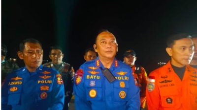 Polairud Polda Sulut Evakuasi 14 ABK KM Anaiah yang Terbakar di Laut Maluku
