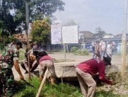 Babinsa Koramil 1608/Karangampel Gelar Karya Bhakti Pembersihan Irigasi di Desa Pringgacala