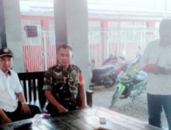 Babinsa Koramil 1605/Sukagumiwang Komsos Bersama Pamong Desa Gunungsari, Bahas Penyaluran Bantuan Pangan