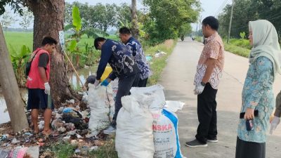 Aksi Bersih Lingkungan di Sliyeg, Sampah Sepanjang Jalan Tambi Lor–Majasari Berhasil Diangkut
