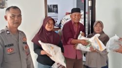 Babinsa Koramil 1601 Indramayu Dampingi Pendistribusian Bantuan Pangan di Desa Tambak