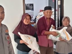 Babinsa Koramil 1601 Indramayu Dampingi Pendistribusian Bantuan Pangan di Desa Tambak