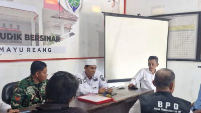 Babinsa Koramil 1601/Indramayu Komsos di Desa Pabeanudik, Ajak Warga Jaga Keamanan dan Kebersihan