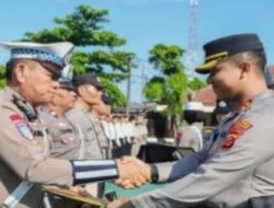 Kapolres Karawang menyerahkan penghargaan kepada personel dan unit kerja berprestasi.