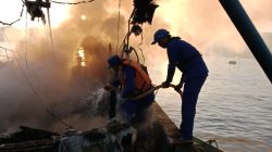 Reaksi Cepat Ditpolairud Polda Sulut Padamkan Kebakaran Kapal KM Maranatha 04 di Perairan Bitung