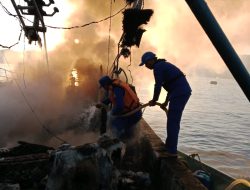 Reaksi Cepat Ditpolairud Polda Sulut Padamkan Kebakaran Kapal KM Maranatha 04 di Perairan Bitung