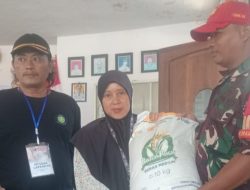 Babinsa Koramil 1608/Karangampel Dampingi Penyaluran Bantuan Pangan di Desa Jayalaksana