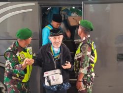 Kodim 0616/Indramayu Sambut Kedatangan Calhaj Kloter 2 Asal Bandung di Asrama Haji