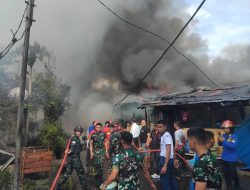 Prajurit Kodaeral VIII TNI AL Sigap Bantu Padamkan Kebakaran Rumah Warga di Manado