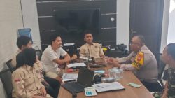Babinsa Koramil 1601/Indramayu Ajak Warga Pekandangan Jaga Keamanan dan Kebersihan Lingkungan