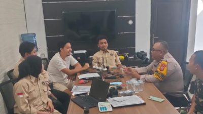 Babinsa Koramil 1601/Indramayu Ajak Warga Pekandangan Jaga Keamanan dan Kebersihan Lingkungan