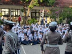 Satlantas Polres Karawang Edukasi Tertib Lalu Lintas di SMPN 5 Karawang Barat