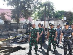 TNI AL Hadir di Tengah Duka: Kodaeral VIII Pimpin Aksi Bersih dan Dirikan Posko Bantuan untuk Korban Kebakaran di Manado