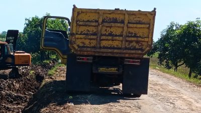 Rekonstruksi Jalan Juntinyuat–Pondoh Disorot, Pengangkutan Tanah dan Pemasangan TPT Dipertanyakan