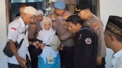 POLRES BITUNG TUNJUKKAN WAJAH HUMANIS POLRI, PENGAMANAN PELEPASAN JAMAAH HAJI BERJALAN AMAN DAN PENUH KEHARUAN