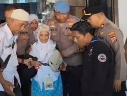 POLRES BITUNG TUNJUKKAN WAJAH HUMANIS POLRI, PENGAMANAN PELEPASAN JAMAAH HAJI BERJALAN AMAN DAN PENUH KEHARUAN