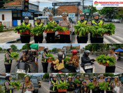 SATLANTAS POLRES SAMPANG BAGIKAN SAYURAN HASIL P2L DAN BERIKAN HIMBAUAN KESELAMATAN BERLALU LINTAS